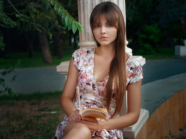 Alexander Drobkov-Light, Анастасия Любятинская, взгляд, девушка, длинные волосы, книга, портрет