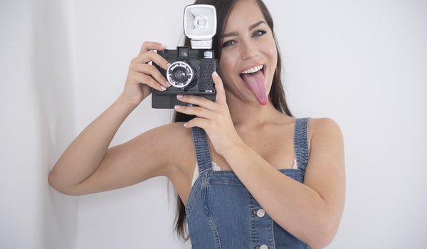 Обои на рабочий стол: Alina Lopez, armpits, bare shoulders, brown hair, brunette, camera, denim dress, dress, face, girl, green eyes, lips, long hair, looking at camera, looking at viewer, model, mouth, open mouth, photo, pornstar, portrait, simple background, straight hair, strap, tongue