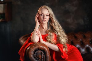 Обои на рабочий стол: Анастасия Бармина, блондинка, взгляд, девушка, диван, длинные волосы, красное платье, поза, руки