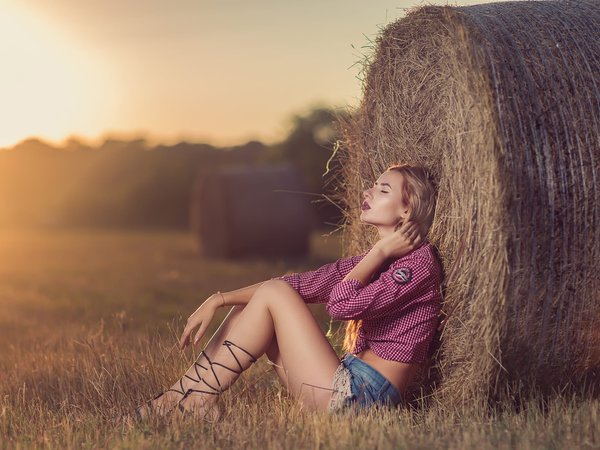Andrea Carretta, девушка, поле, сено, шорты