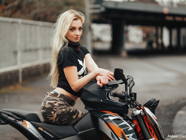 Andreas-Joachim Lins, Loba, блондинка, взгляд, девушка, мотоцикл, поза, руки