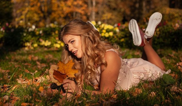 Обои на рабочий стол: Anna Kostenko, blonde, dress, flowers, grass, leaves, model, nature, sneakers, women, women outdoors