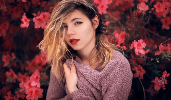 Обои на рабочий стол: Arnaud Cassagnet, blonde, blue eyes, bokeh, depth of field, face, flowers, girl, hair in face, lips, lipstick, looking at camera, looking at viewer, model, mouth, photo, photographer, portrait, red lipstick, sweater
