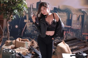 Обои на рабочий стол: asian, bare midriff, belly, belly button, dark hair, girls with guns, long hair, model, standing, women, women indoors