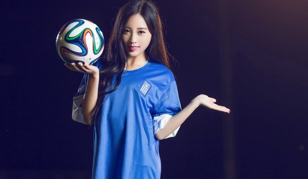 Обои на рабочий стол: asian, ball, beautiful brunette, blue t-shirt, dark background, gesture, smile, азиатка, жест, красивая брюнетка, мяч, синяя футболка, темный фон, улыбка