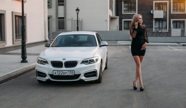 Обои на рабочий стол: black dress, blonde, BMW, heeled shoes, high heels, model, road, white bmw, women