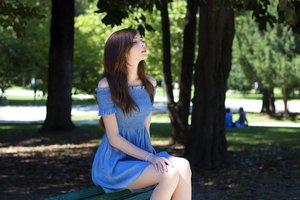 Обои на рабочий стол: beautiful, bench, blue dress, brunette, closed eyes, dress, model, park, people, public, trees, women, women outdoors