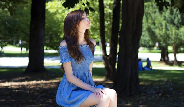 Обои на рабочий стол: beautiful, bench, blue dress, brunette, closed eyes, dress, model, park, people, public, trees, women, women outdoors