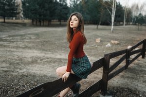 Обои на рабочий стол: boots, brunette, fence, miniskirt, model, nature, plaid skirt, sitting, trees, women, women outdoors, wood