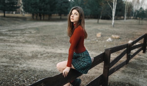 Обои на рабочий стол: boots, brunette, fence, miniskirt, model, nature, plaid skirt, sitting, trees, women, women outdoors, wood