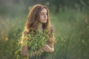 Обои на рабочий стол: Chudak Irena, букетик, девочка, девушка, лето, подросток, природа, травы