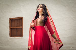 Обои на рабочий стол: accessories, bride, colors, Deepa, Deepa Thakur, eyes, golden, Honey Green, indian, joy, Longing, Looks, Makeover, makeup, model, mood, photographer, photography, princess, red, red dress, Shimla, smile, Traditional, Turnpike, window