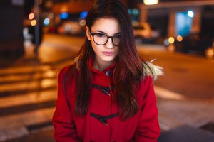 Обои на рабочий стол: brunette, coat, dark eyes, Delaia Gonzalez, depth of field, face, girl, glasses, lips, long hair, looking at camera, looking at viewer, model, mouth, photo, portrait, red coat, straight hair, street