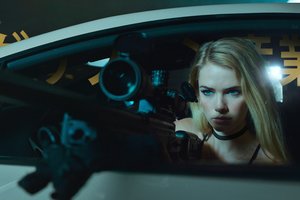 Обои на рабочий стол: блондинка, взгляд, девушка, машина, прицел, снайперская винтовка