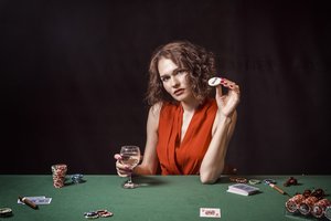 Обои на рабочий стол: вино, девушка, карты