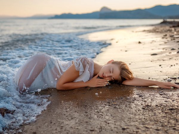 берег, вода, волны, волосы, девушка, Денис Будняк, катя, лежит, мокрая, пляж