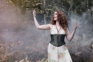 Обои на рабочий стол: девушка, лес, туман