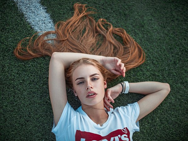взгляд, газон, Даша Кайсарова, девушка, лежит, рыжая, Саша Руских, футболка