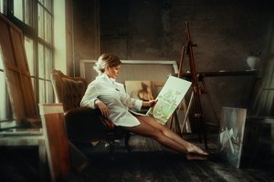 Обои на рабочий стол: Nikolay Tikhomirov, девушка, картина, картины, комната, кресло, ножки, рубашка, студия