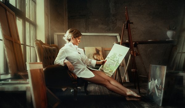 Обои на рабочий стол: Nikolay Tikhomirov, девушка, картина, картины, комната, кресло, ножки, рубашка, студия