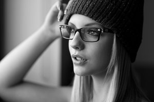 Обои на рабочий стол: девушка, очки, портрет, чёрно - белое фото, шапка