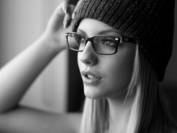 девушка, очки, портрет, чёрно - белое фото, шапка