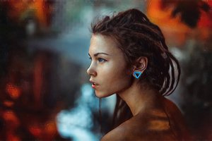 Обои на рабочий стол: взгляд, девушка, дреды, карандаши, портрет, причёска, фото - рисунок