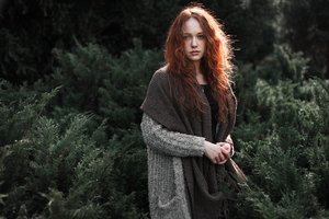 Обои на рабочий стол: веснушки, девушка, кофта, кусты, природа, рыжая, шарф