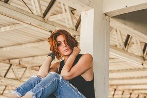 Обои на рабочий стол: девушка, рыжая, сидит