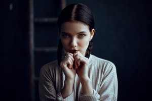 Обои на рабочий стол: Андрей Жуков, взгляд, девушка, КОСИЧКИ