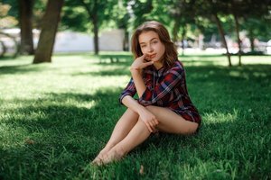 Обои на рабочий стол: barefoot, brunette, Dmitriy Ponibudlas, glasses, grass, model, plaid shirt, sitting, trees, Valeria, women outdoors