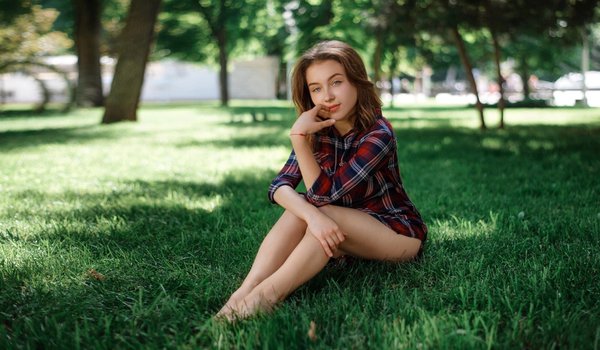 Обои на рабочий стол: barefoot, brunette, Dmitriy Ponibudlas, glasses, grass, model, plaid shirt, sitting, trees, Valeria, women outdoors