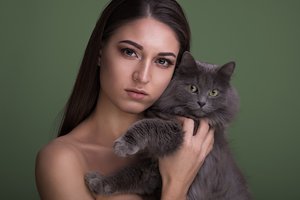 Обои на рабочий стол: animal, bare shoulders, brown eyes, brunette, cat, Dmitry Shulgin, Dmitry Sn, face, girl, lips, long hair, looking at camera, looking at viewer, model, mouth, photo, photographer, portrait, simple background, straight hair