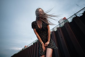 Обои на рабочий стол: brunette, clouds, dress, hair blowing in the wind, long hair, model, neckline, sky, wind, windy, women, women outdoors