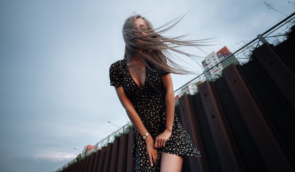 Обои на рабочий стол: brunette, clouds, dress, hair blowing in the wind, long hair, model, neckline, sky, wind, windy, women, women outdoors