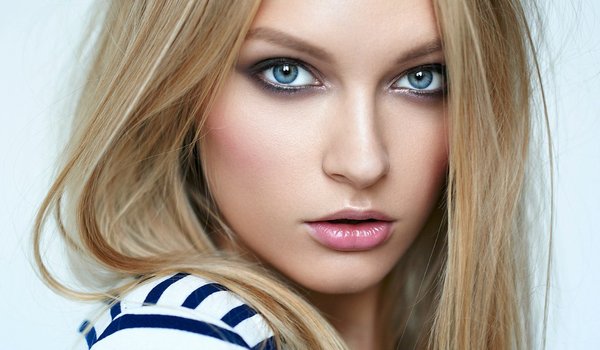 Обои на рабочий стол: beauty, blonde, blue eyes, face, girl, lips, look, looking at viewer, model, mouth, photo, Polina Grents, portrait, sensual gaze