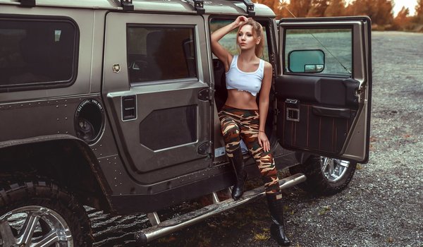 Обои на рабочий стол: armpits, bare shoulders, belly, blonde, boots, camouflage pants, cars, dark eyes, face, flat belly, girl, hand on head, hips, lips, looking away, looking into the distance, model, mouth, off-road car, pants, photo, ponytail, portrait, sitting, tank top, tummy