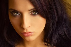 Обои на рабочий стол: brunette, Brunnet, eyes, face, girls, lips, look, Looks, Soft