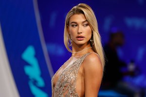 Обои на рабочий стол: Hailey Baldwin, декольте, модель