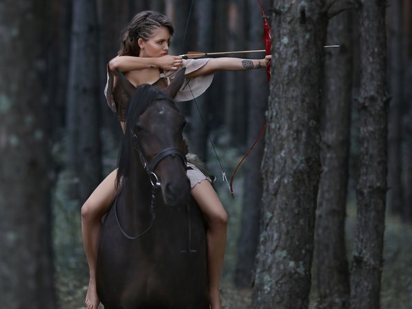 амазонка, верхом, девушка, деревья, животное, Ирина Голубятникова, конь, лес, лук, природа, стрела, татуировка