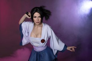 Обои на рабочий стол: Irina Meier, naruto, Uchiha Sasuke, брюнетка, дым, катана, кимоно, косплей, красотка, макияж, меч, модель, наряд, поза, причёска