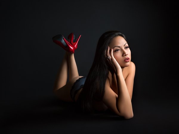 Jazzi Min, азиатка, модель, поза, темный фон, туфли