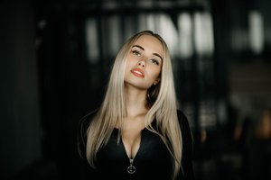 Обои на рабочий стол: Jiri Tulach, Nela, блондинка, боке, в черном, взгляд, макияж, модель, поза, портрет, причёска, секси