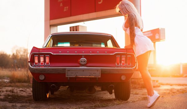 Обои на рабочий стол: blonde, classic car, dress, Ford Mustang, Julia Abrams, model, muscle car, red car, road, sneakers, sunglasses, tattoo, white dress, women, women outdoors, women with cars, women with glasses