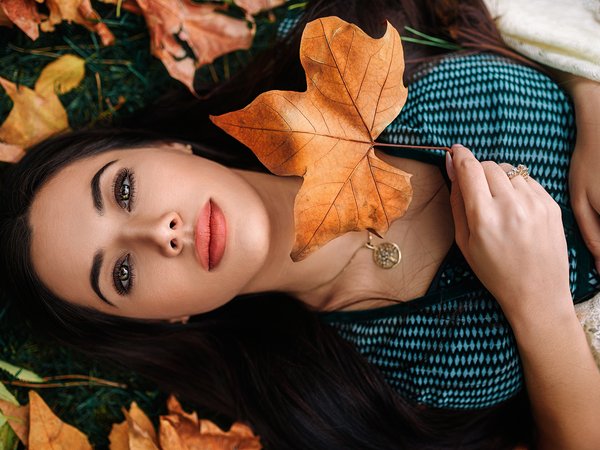 Aliona, Kaan ALTINDAL, взгляд, кленовый лист, листья, лицо, настроение