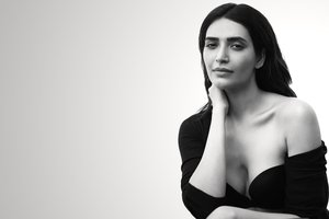 Обои на рабочий стол: actress, beautiful, beauty, bollywood, brunette, celebrity, cute, eyes, face, figure, girl, hair, hot, indian, Karishma tanna, lips, makeup, model, pose, pretty, sexy, smile