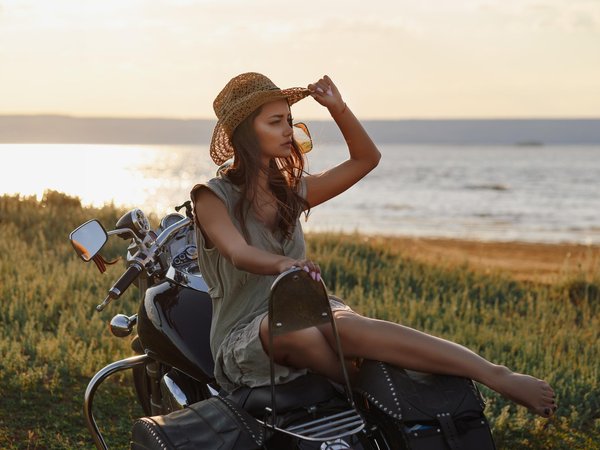 байк, вода, девушка, Леонид Мочульский, мотоцикл, нога, поза, рука, шляпа