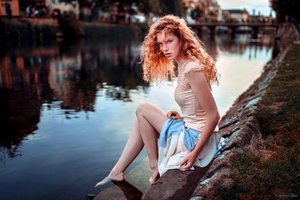 Обои на рабочий стол: bare legs, bare shoulders, barefoot, blue eyes, Cloé, curly hair, depth of field, dress, face, feet, freckles, girl, legs, lips, Lods Franck, long hair, looking at camera, looking at viewer, model, mouth, photo, photographer, portrait, redhead, river, Riverside, shirt, sitting, skirt, water