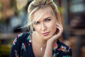Обои на рабочий стол: beauty, blonde, blue eyes, depth of field, Eva Mikulski, face, gril, lips, lipstick, Lods Franck, looking at camera, looking at viewer, model, mouth, necklace, photo, photographer, portrait