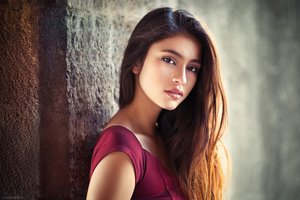 Обои на рабочий стол: brown eyes, brunette, close up, face, girl, Leana, Leana Ant, lips, Lods Franck, long hair, looking at camera, looking at viewer, model, mouth, photo, photographer, portrait, straight hair, wall